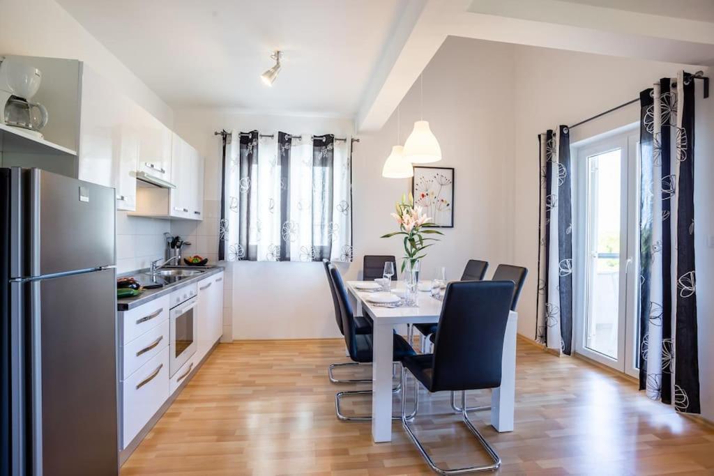 Apartments Punta Premantura Eksteriør bilde